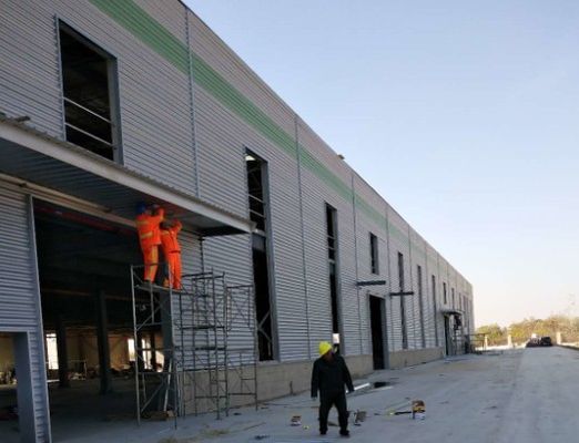 Bangunan Industri yang Dipasang Cepat Q235 / 355 H Bagian Struktur Baja Ringan Gedung Gudang