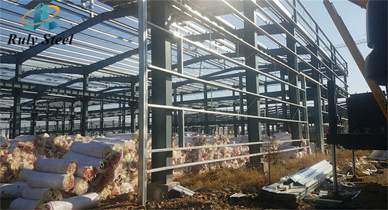 4000 meter persegi Gedung Struktur Baja Gudang dengan EPS / Rock Wool / PU / Serat Kaca Panel Sandwich Terisolasi Lapisan