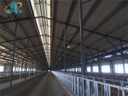 4000 meter persegi Gedung Struktur Baja Gudang dengan EPS / Rock Wool / PU / Serat Kaca Panel Sandwich Terisolasi Lapisan
