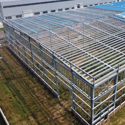 Gudang Baja Prefabrikasi 150m x 40m dengan Panel Sandwich Wol Kaca