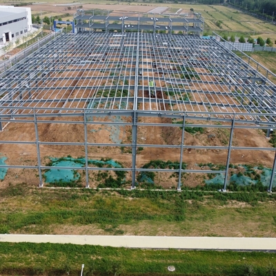 Gudang Baja Prefabrikasi 150m x 40m dengan Panel Sandwich Wol Kaca