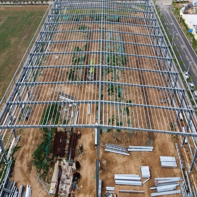 Gudang Baja Prefabrikasi 150m x 40m dengan Panel Sandwich Wol Kaca
