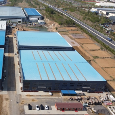 Gedung Gudang Struktur Baja Prefabrikasi dengan Bentang Lebar dan Derek