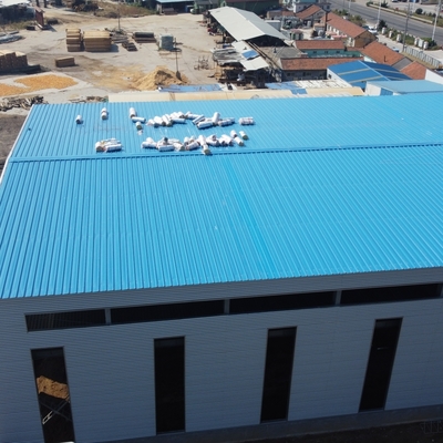 Gudang Baja Prefabrikasi 150m x 40m dengan Panel Sandwich Wol Kaca