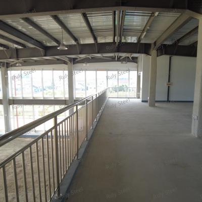 Gudang Struktur Baja Multifungsi dengan Mezzanine untuk Ruang Pamer dan Kantor