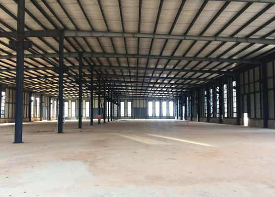 Bangunan gudang baja prefabrikasi dengan lembaran pelapis baja